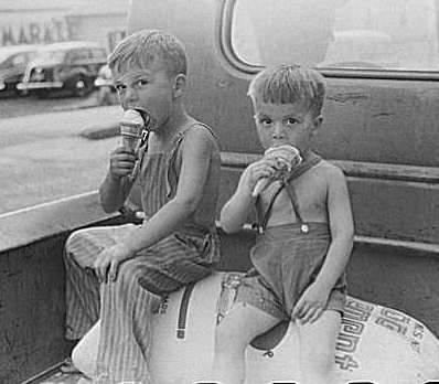 Crianças americanas dos anos 30 comendo sorvete.